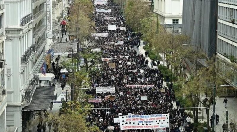 Τέμπη: Παραλύει η χώρα σήμερα – Ποιοι απεργούν – Τι ισχύει για μετρό, λεωφορεία, ταξί, πλοία, πτήσεις, δρόμους και καταστήματα